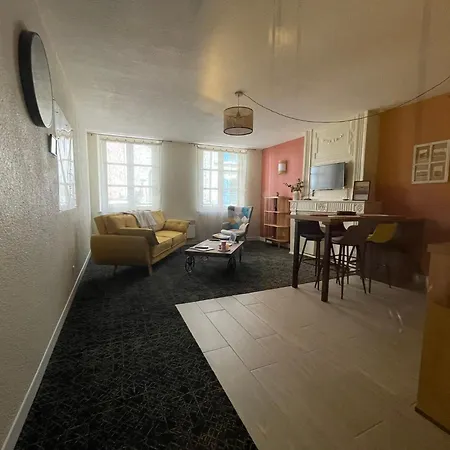 Elegant - 2 Personnes En Velay Lägenhet